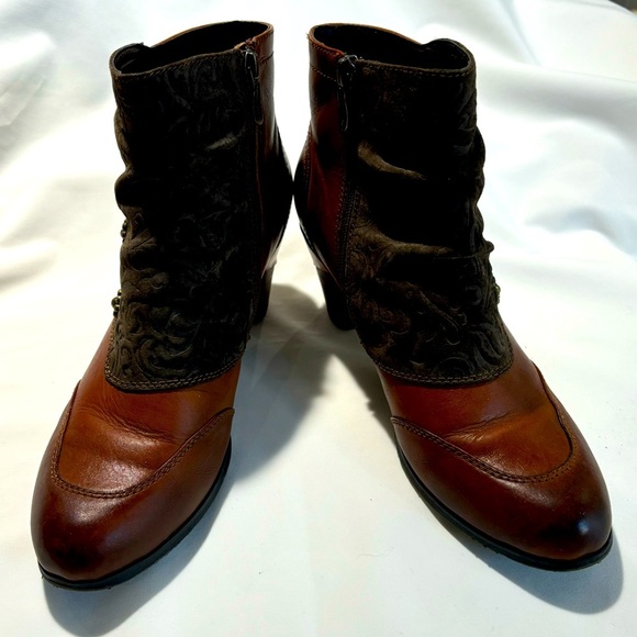 L’ARTISTE Sz 40 Heel Booties Steampunk Vibes Leather Suede Ruched Shaft Buttons - Picture 2 of 14